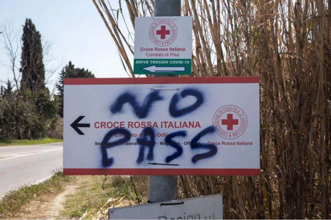 26 marzo 2022 Scritte no Green pass sul cartello della Croce Rossa di Pisa